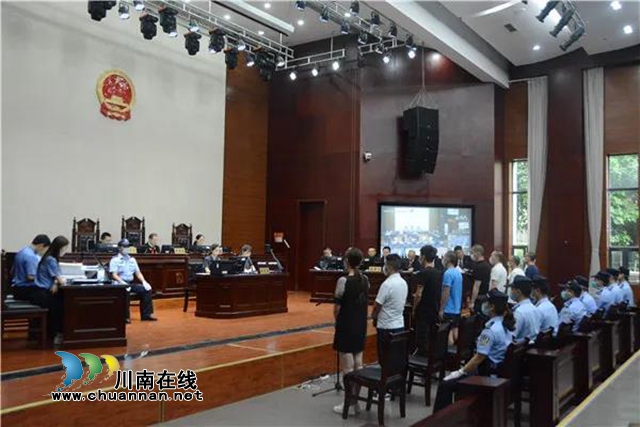 江陽(yáng)區(qū)法院公開開庭審理一起“套路貸”刑事案件，8人被指控涉嫌詐騙(圖6)