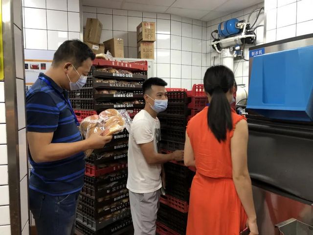 瀘州市市場(chǎng)監(jiān)管局突查“漢堡王”等“3·15”晚會(huì)曝光餐飲企業(yè)(圖2)