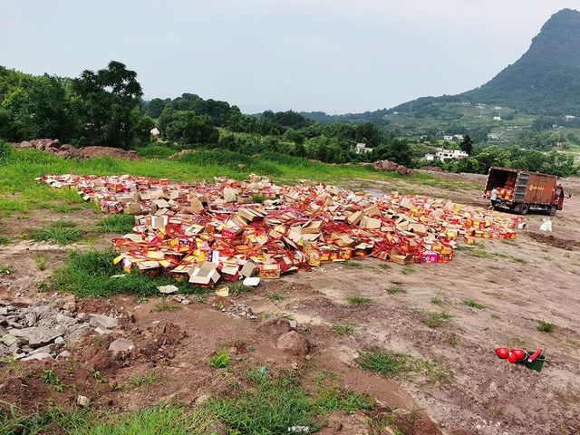 現(xiàn)場(chǎng)視頻！宜賓價(jià)值約30萬(wàn)、7000多箱煙花爆竹被引爆！燃了2個(gè)小時(shí)……(圖2)
