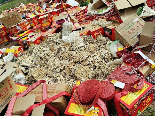 現(xiàn)場(chǎng)視頻！宜賓價(jià)值約30萬(wàn)、7000多箱煙花爆竹被引爆！燃了2個(gè)小時(shí)……(圖4)