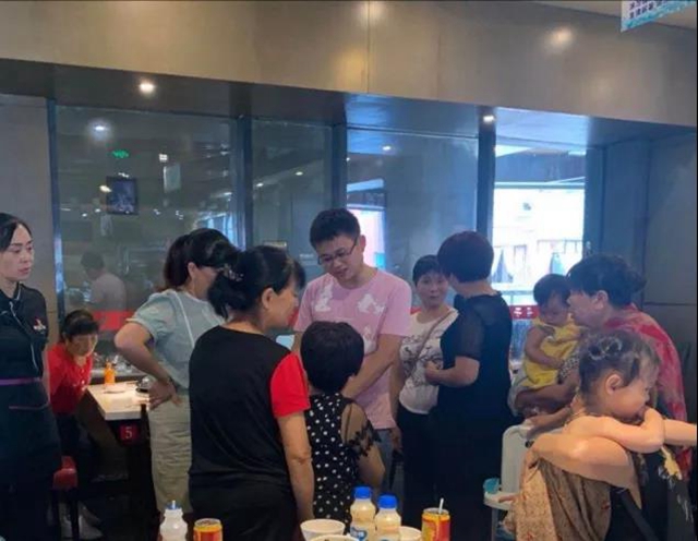心臟驟停！自貢一女子突然暈倒在火鍋店內(nèi)……