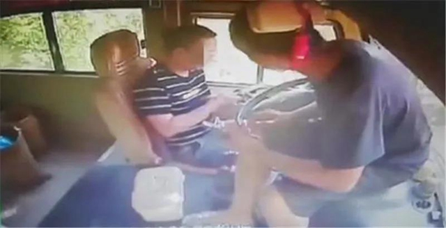 決不饒恕！資中一男子客車上搶方向盤被刑拘