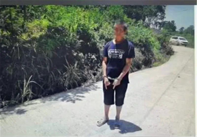 決不饒?。≠Y中一男子客車上搶方向盤被刑拘(圖2)
