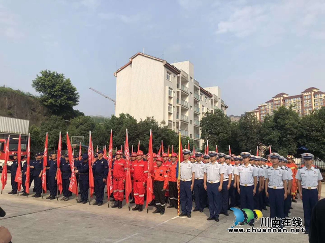 全力保障群眾生命財產(chǎn)安全！瀘州首批39支市級應(yīng)急救援隊伍授旗(圖5)