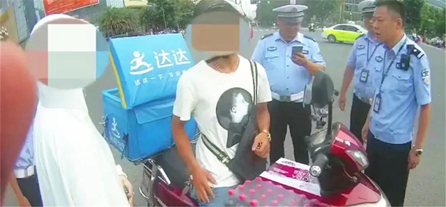 內(nèi)江：違法摩托車主倒地耍無賴，反說“警察打人”