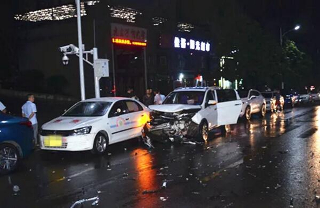 合江：教訓(xùn)還不夠? 醉酒駕駛導(dǎo)致四車連撞！(圖2)