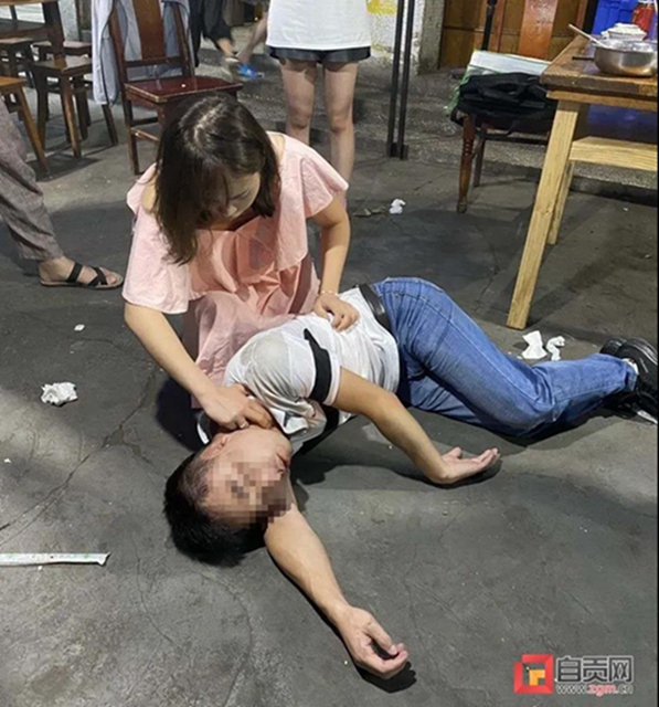 贊！男子突發(fā)疾病 自貢護(hù)士緊急跪地救人