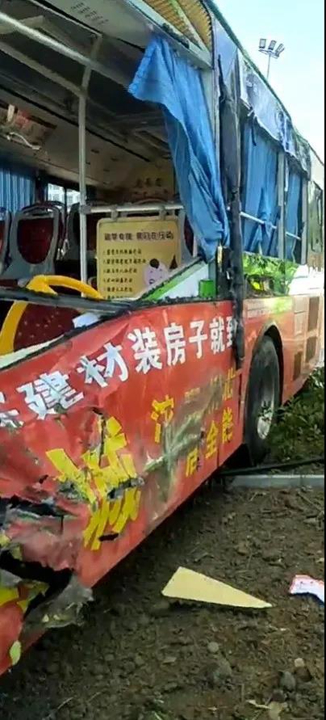 瀘州一超載貨車闖紅燈撞上公交車！記12分、降級、深度調(diào)查(圖2)