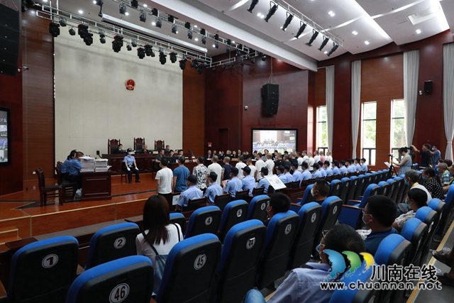 18人涉黑！十余項(xiàng)罪名！江陽(yáng)法院開(kāi)庭審理首例黑社會(huì)性質(zhì)犯罪案件(圖4)
