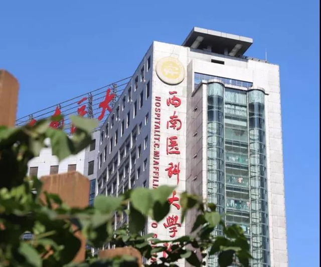 【圍觀】21歲年輕女子后背像癩蛤?。窟€脫皮！