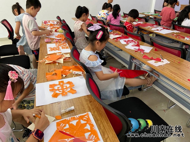 瀘縣玉蟾街道：建設(shè)社區(qū)兒童之家開(kāi)展“點(diǎn)亮星空”夏令營(yíng)體驗(yàn)傳統(tǒng)美食(圖2)
