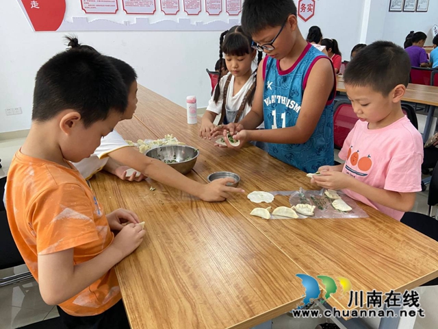 瀘縣玉蟾街道：建設(shè)社區(qū)兒童之家開(kāi)展“點(diǎn)亮星空”夏令營(yíng)體驗(yàn)傳統(tǒng)美食(圖5)