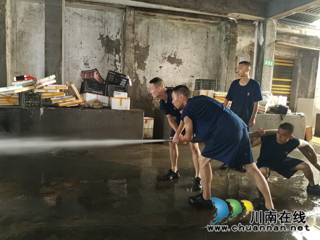 洪峰過后，瀘縣海潮鎮(zhèn)打響“水退人進(jìn)”的清淤大戰(zhàn)(圖13)