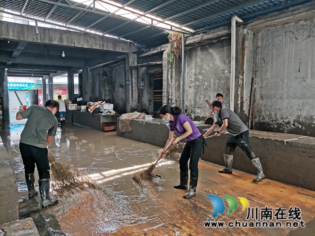 洪峰過后，瀘縣海潮鎮(zhèn)打響“水退人進(jìn)”的清淤大戰(zhàn)(圖16)