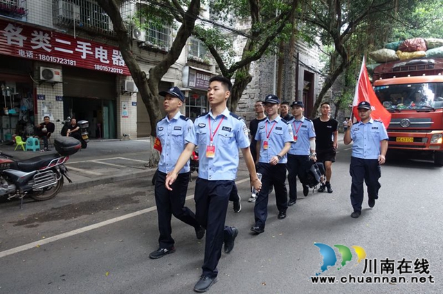 瀘州：快速集結上前線 警盾突擊隊戰(zhàn)洪峰守家園(圖1)