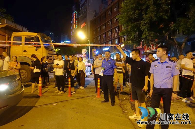 瀘州：快速集結上前線 警盾突擊隊戰(zhàn)洪峰守家園(圖3)