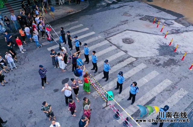 瀘州：快速集結上前線 警盾突擊隊戰(zhàn)洪峰守家園(圖2)