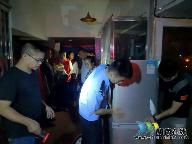 瀘州：快速集結上前線 警盾突擊隊戰(zhàn)洪峰守家園(圖4)