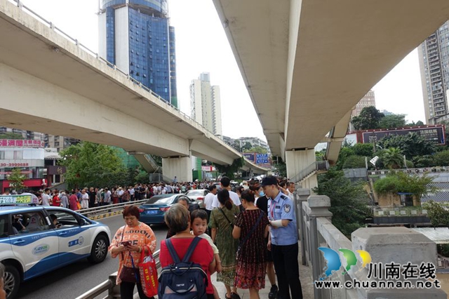 瀘州：快速集結上前線 警盾突擊隊戰(zhàn)洪峰守家園(圖9)