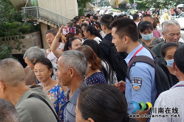 瀘州：快速集結上前線 警盾突擊隊戰(zhàn)洪峰守家園(圖11)