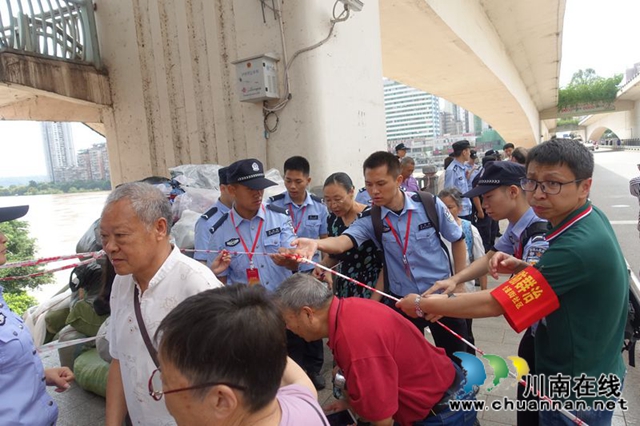 瀘州：快速集結上前線 警盾突擊隊戰(zhàn)洪峰守家園(圖12)
