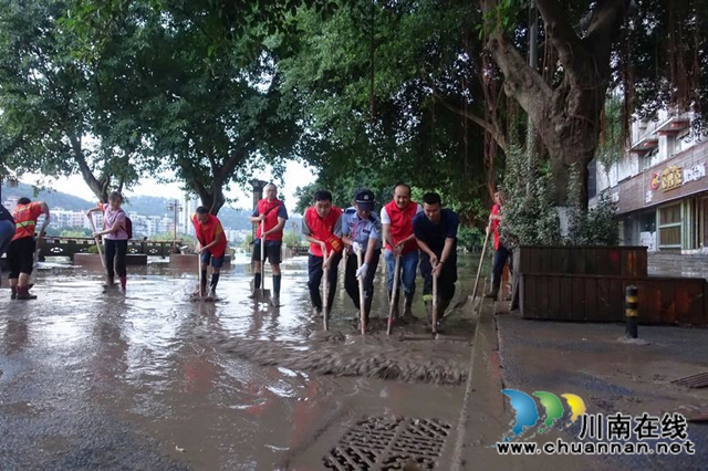 瀘州：快速集結上前線 警盾突擊隊戰(zhàn)洪峰守家園(圖17)