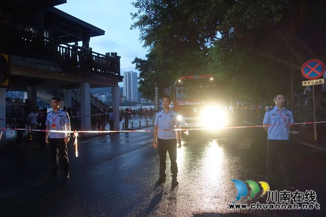 瀘州：快速集結上前線 警盾突擊隊戰(zhàn)洪峰守家園(圖14)