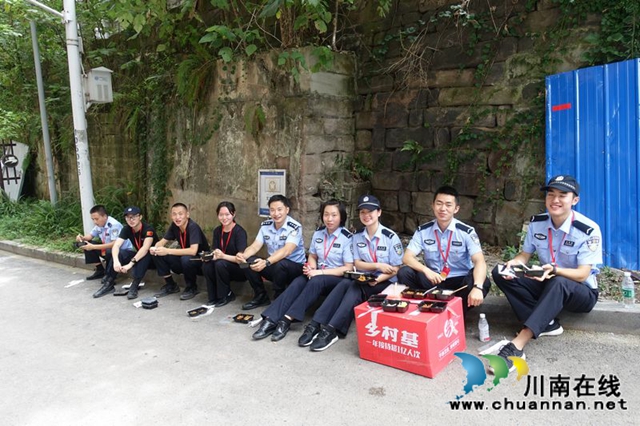 瀘州：快速集結上前線 警盾突擊隊戰(zhàn)洪峰守家園(圖22)