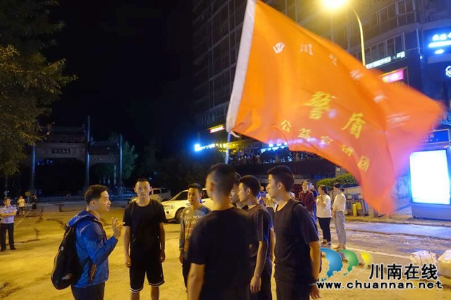 瀘州：快速集結上前線 警盾突擊隊戰(zhàn)洪峰守家園(圖21)