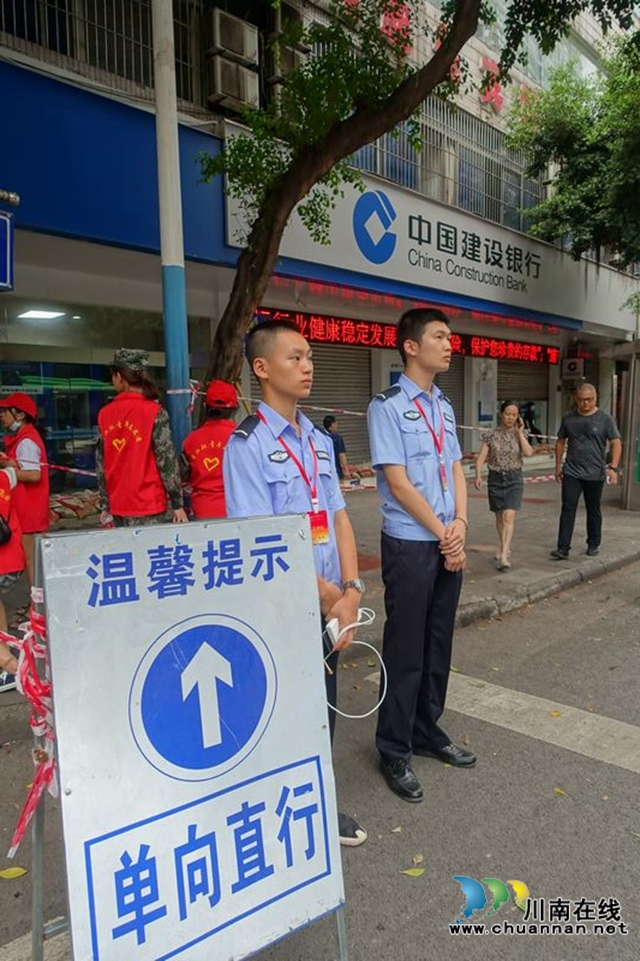 瀘州：快速集結上前線 警盾突擊隊戰(zhàn)洪峰守家園(圖18)