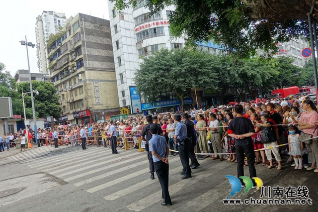 瀘州：快速集結上前線 警盾突擊隊戰(zhàn)洪峰守家園(圖19)