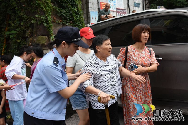 瀘州：快速集結上前線 警盾突擊隊戰(zhàn)洪峰守家園(圖24)