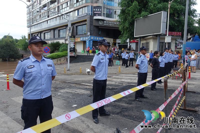瀘州：快速集結上前線 警盾突擊隊戰(zhàn)洪峰守家園(圖26)