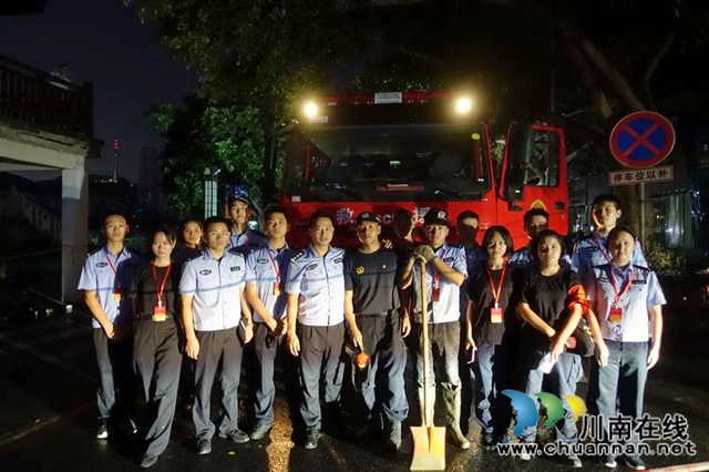 瀘州：快速集結上前線 警盾突擊隊戰(zhàn)洪峰守家園(圖28)