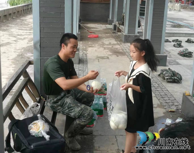 龍馬潭區(qū)小市街道防汛：風(fēng)雨同行，暖心你我(圖3)
