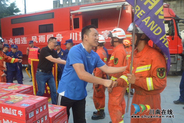 江陽區(qū)北城街道感謝慰問貴州消防部隊(duì)支援清淤(圖3)