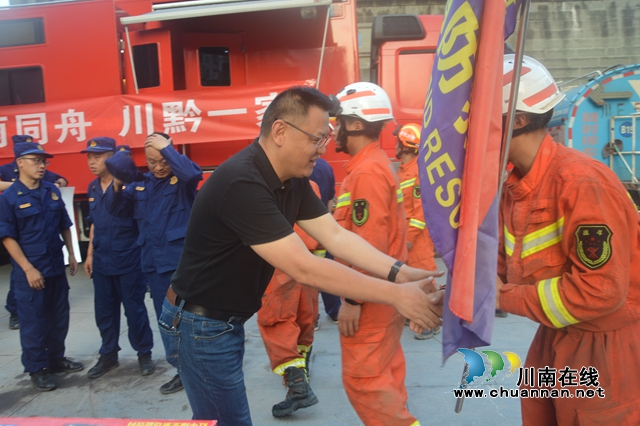 江陽區(qū)北城街道感謝慰問貴州消防部隊(duì)支援清淤(圖4)