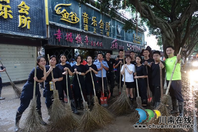 瀘州：清淤守卡點(diǎn)  有我警盾抗洪搶險(xiǎn)！(圖7)