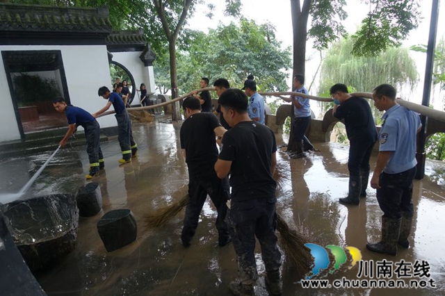 瀘州：清淤守卡點(diǎn)  有我警盾抗洪搶險(xiǎn)！(圖2)