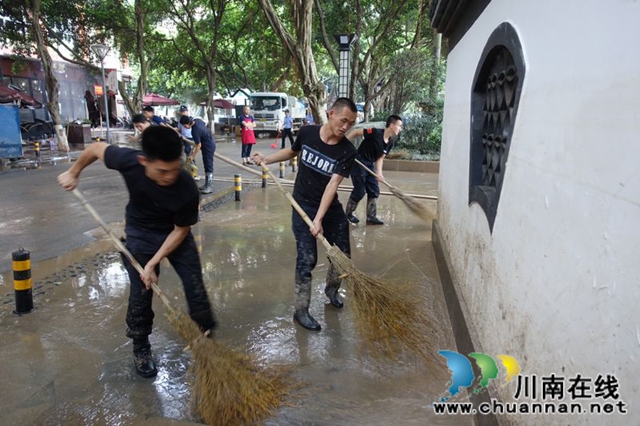 瀘州：清淤守卡點(diǎn)  有我警盾抗洪搶險(xiǎn)！(圖3)