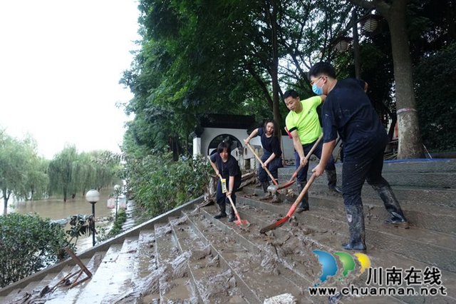 瀘州：清淤守卡點(diǎn)  有我警盾抗洪搶險(xiǎn)！(圖6)