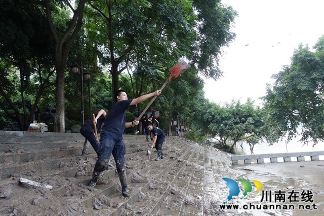 瀘州：清淤守卡點(diǎn)  有我警盾抗洪搶險(xiǎn)！(圖5)