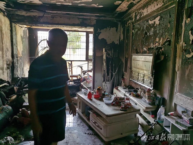 內(nèi)江：家中失火困住母親與嬰兒，幾位青年爬樓撬欄救人(圖3)