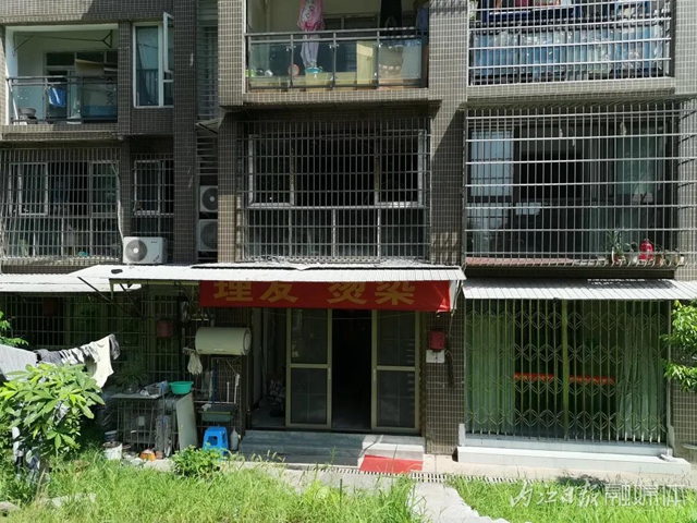 內(nèi)江：家中失火困住母親與嬰兒，幾位青年爬樓撬欄救人(圖4)