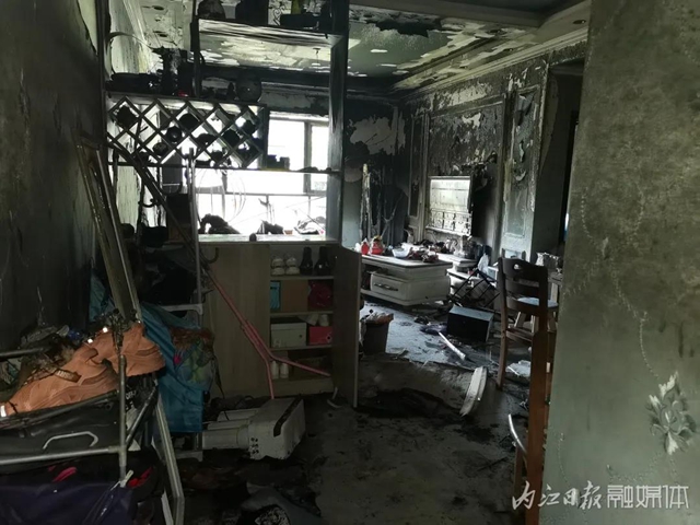 內(nèi)江：家中失火困住母親與嬰兒，幾位青年爬樓撬欄救人(圖5)