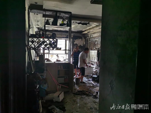 內(nèi)江：家中失火困住母親與嬰兒，幾位青年爬樓撬欄救人(圖6)