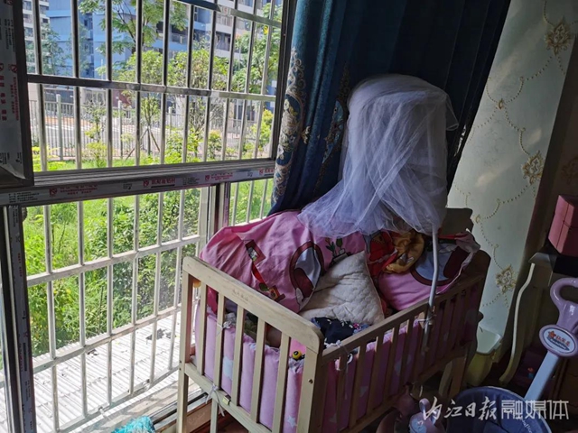 內(nèi)江：家中失火困住母親與嬰兒，幾位青年爬樓撬欄救人(圖8)
