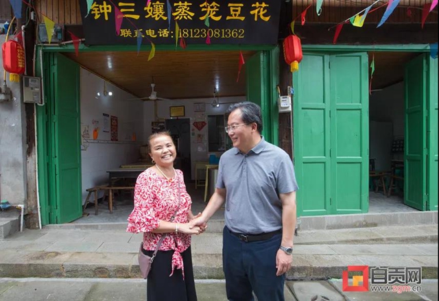 鐘三孃家來客人了！洪水退去，市委書記兌現(xiàn)承諾上門“吃豆花飯”