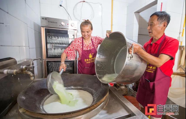 鐘三孃家來客人了！洪水退去，市委書記兌現(xiàn)承諾上門“吃豆花飯”(圖2)