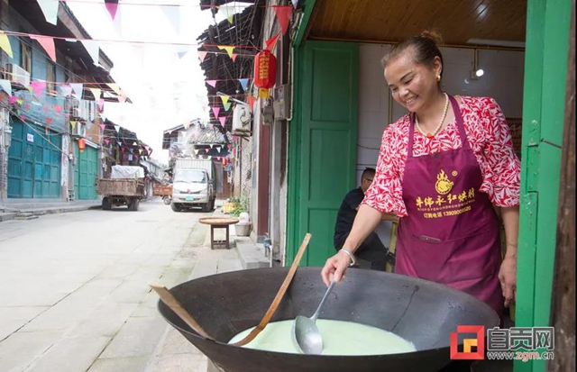 鐘三孃家來客人了！洪水退去，市委書記兌現(xiàn)承諾上門“吃豆花飯”(圖3)